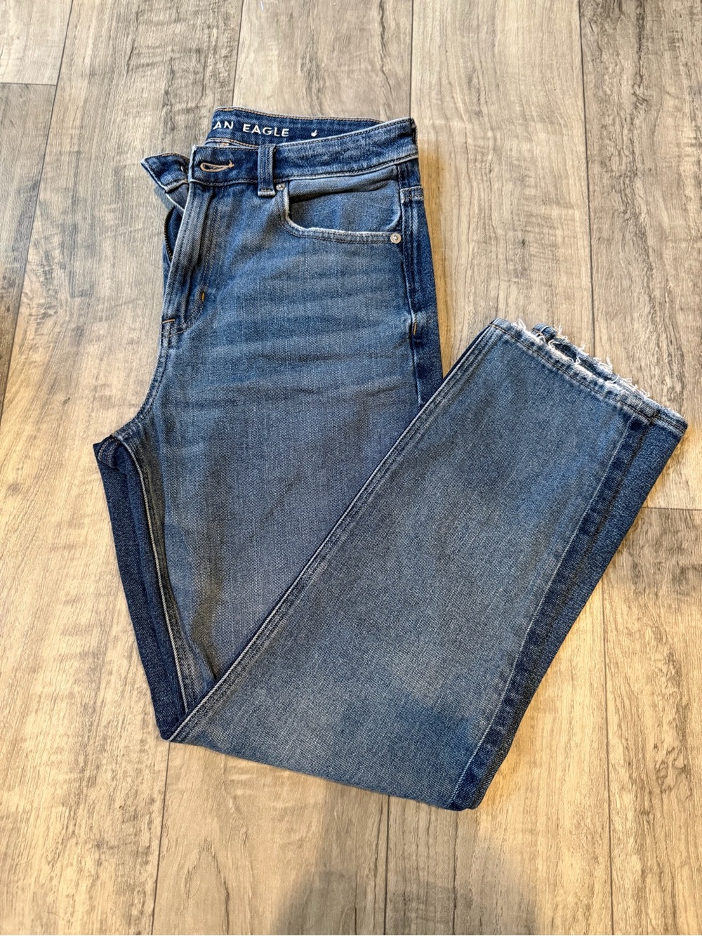 American Eagle Outfitters slight two tone “mom Jean”. - Picture 2 of 6